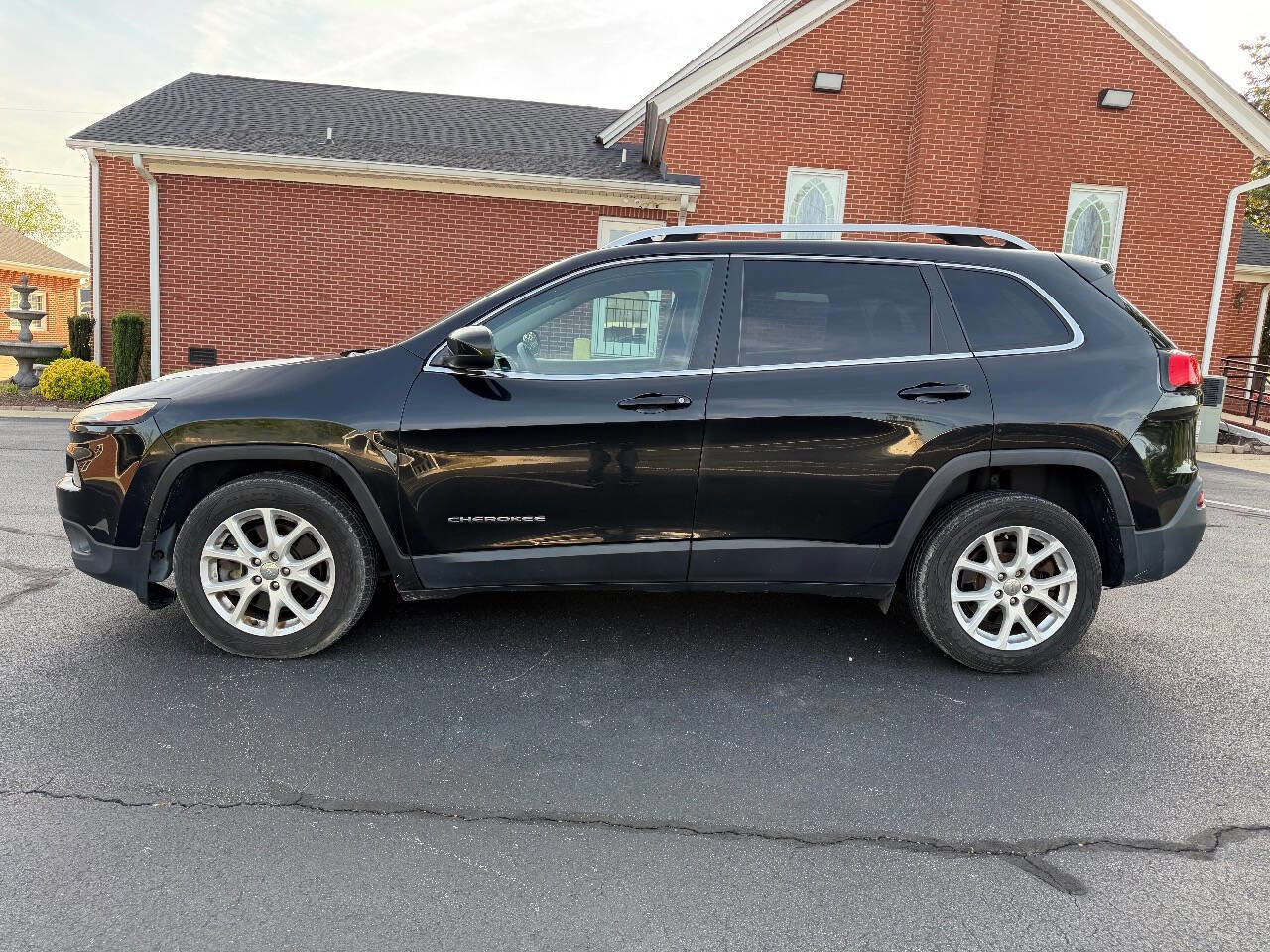Used 2017 Jeep Cherokee Latitude FWD image 8