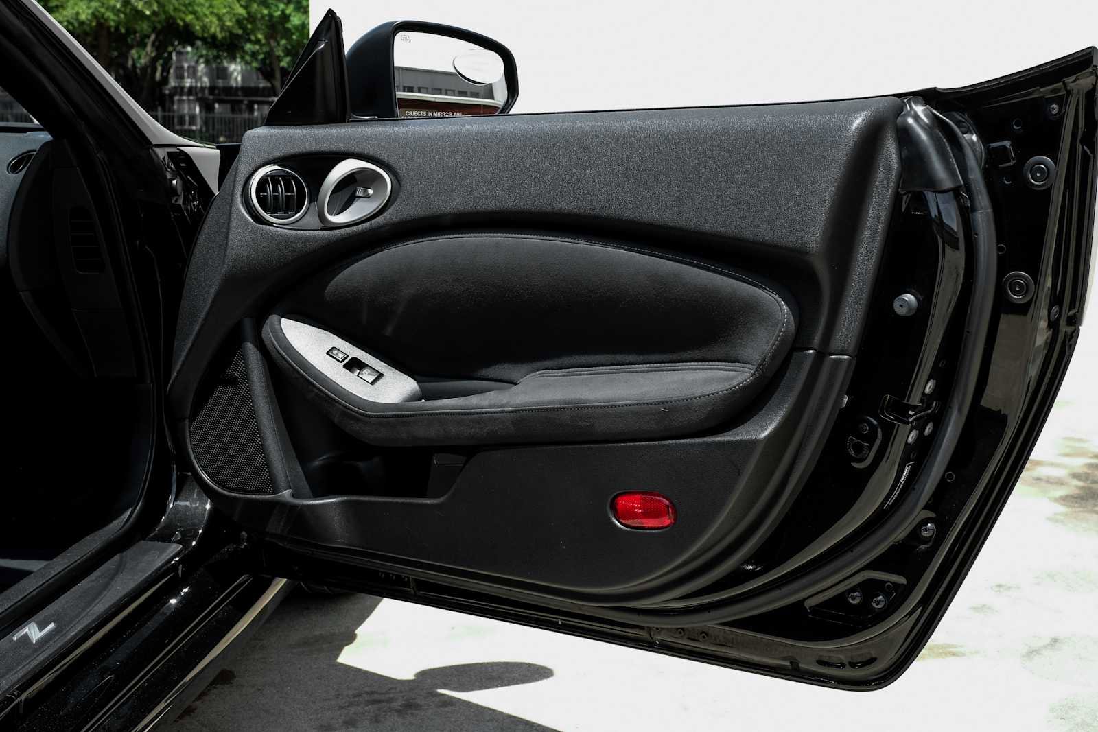Used 2015 Nissan 370Z Touring RWD image 38