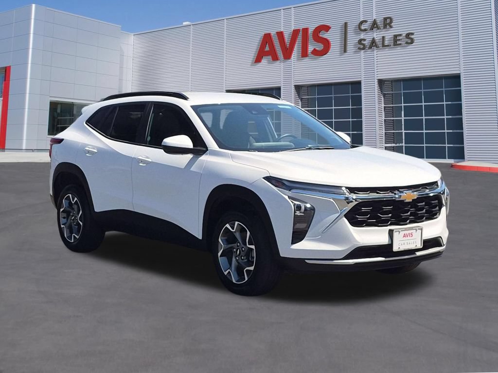 Used 2025 Chevrolet Trax LT w/ LT Convenience Package FWD image 3