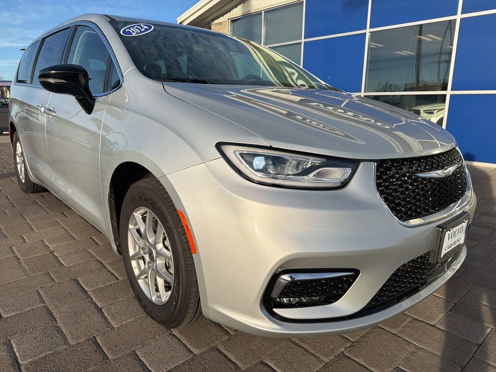 Used 2024 Chrysler Pacifica Touring-L FWD image 2