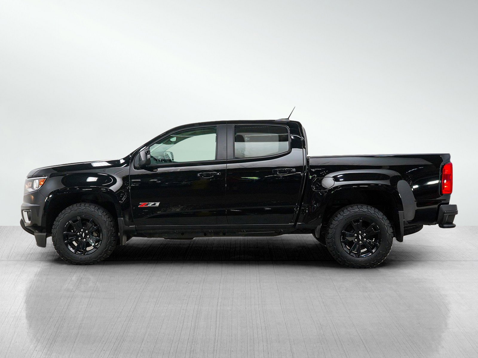 Used 2019 Chevrolet Colorado Z71 w/ Z71 Midnight Edition AWD/4WD image 2