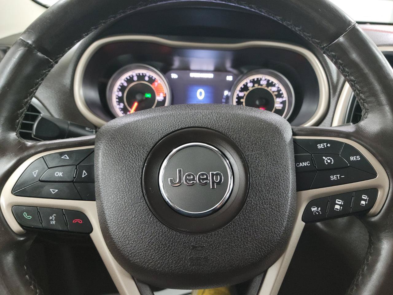 Used 2016 Jeep Cherokee Trailhawk w/ Comfort/Convenience Group AWD/4WD image 17