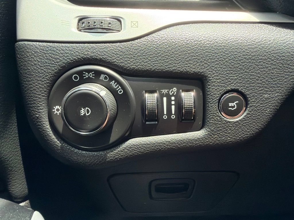 Used 2017 Jeep Cherokee Trailhawk w/ Comfort/Convenience Group AWD/4WD image 47