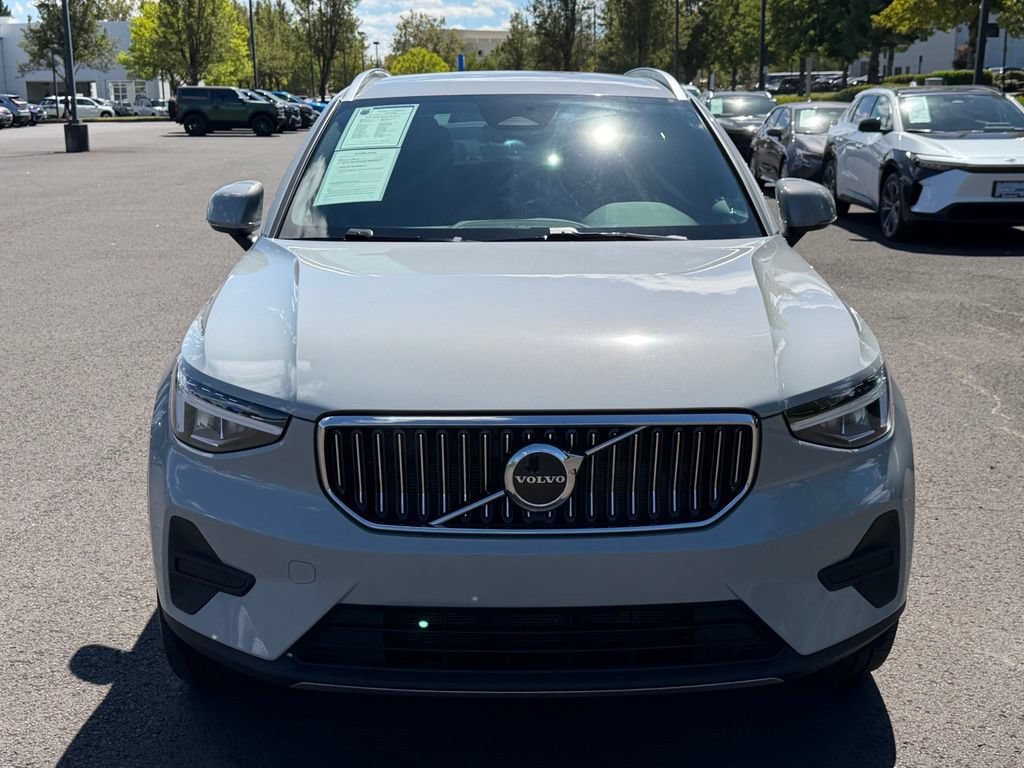 Used 2025 Volvo XC40 B5 Core AWD/4WD image 3