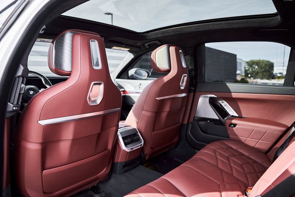 Used 2025 BMW 760i xDrive w/ Premium Package image 39