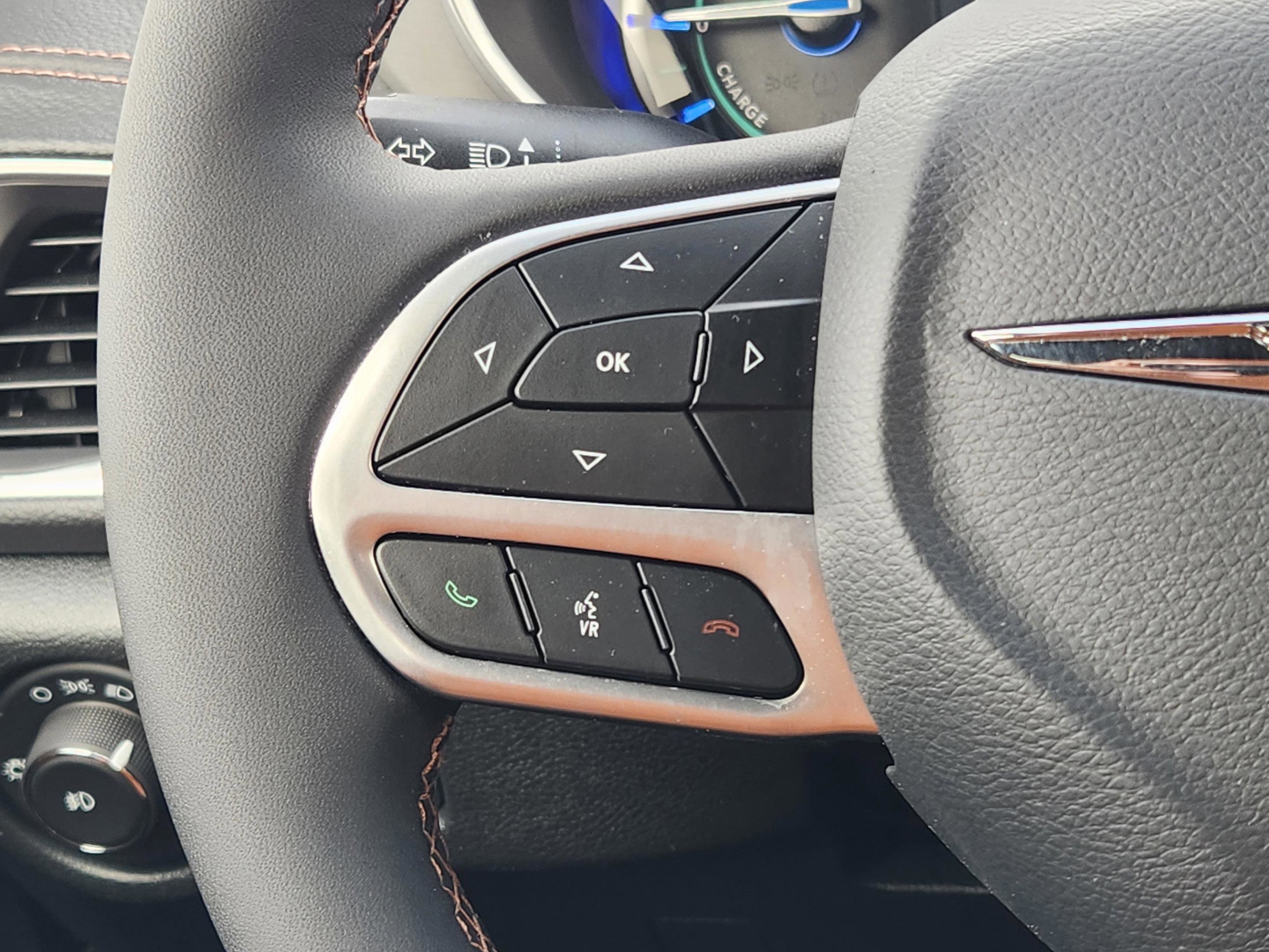 Used 2025 Chrysler Pacifica Pinnacle image 28