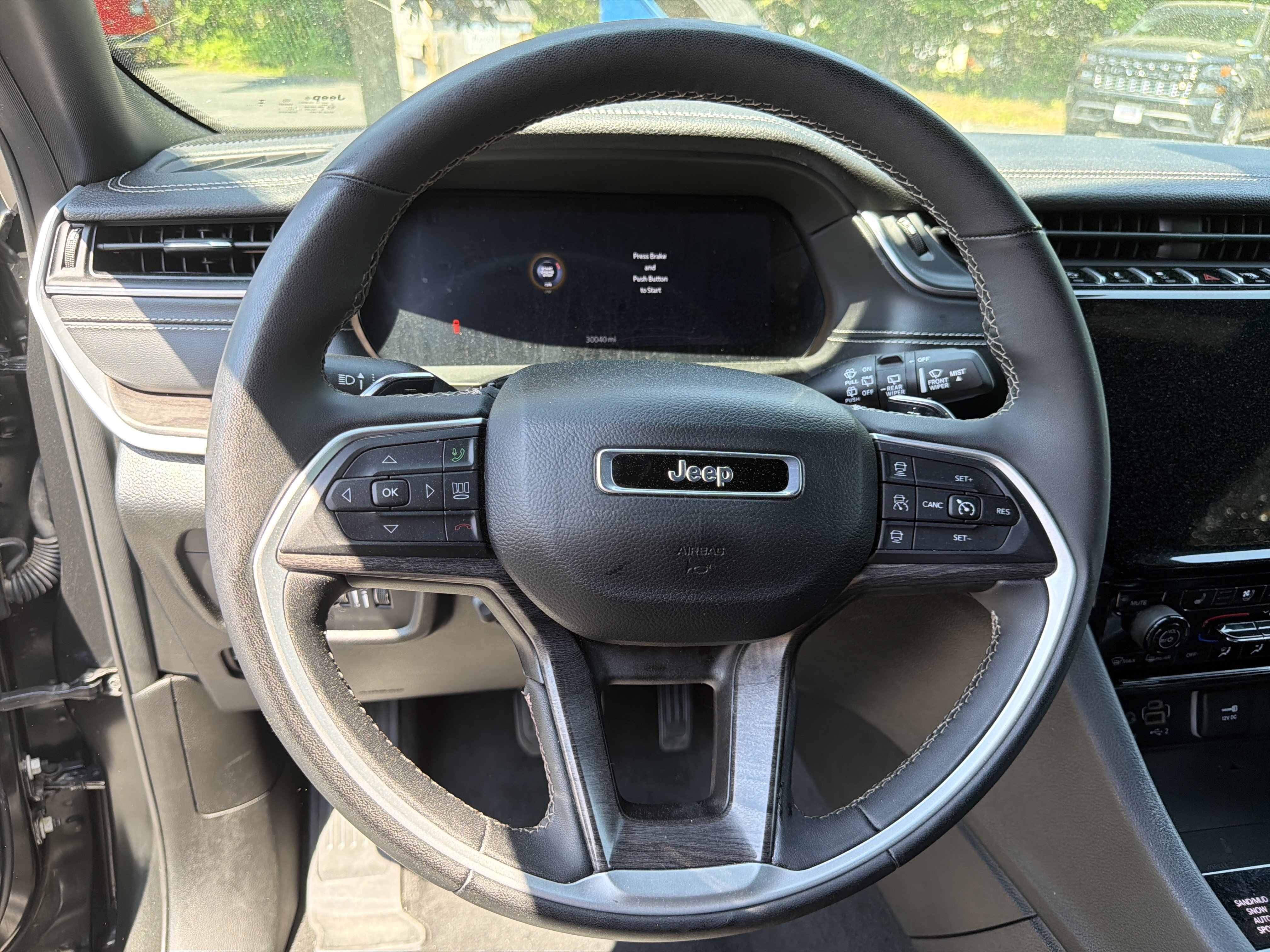 Certified 2024 Jeep Grand Cherokee Limited w/ Luxury Tech Group II AWD/4WD image 18