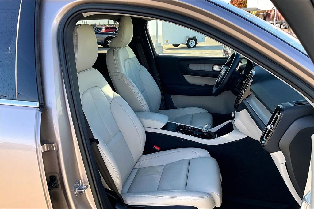 Used 2023 Volvo XC40 B4 Plus w/ Protection Package Premier image 11