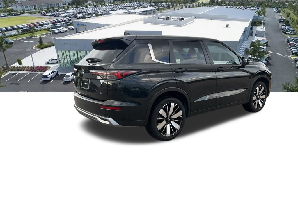 Used 2025 Mitsubishi Outlander SE image 13