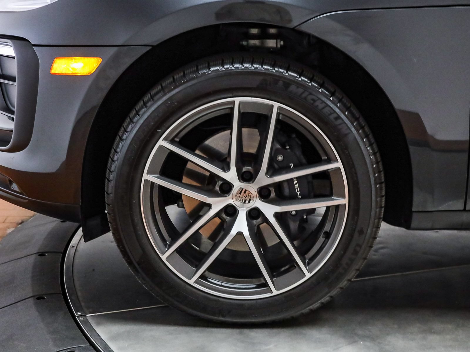 Certified 2025 Porsche Macan AWD/4WD image 10