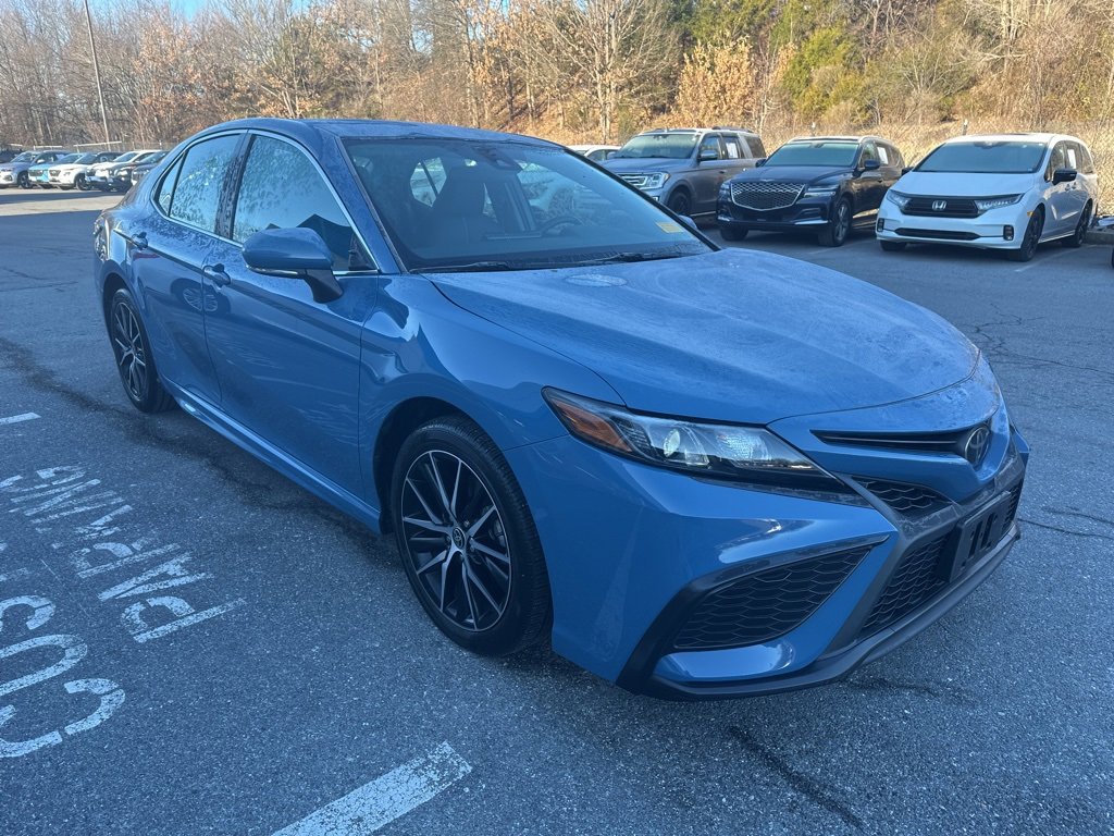 Used 2023 Toyota Camry SE image 3