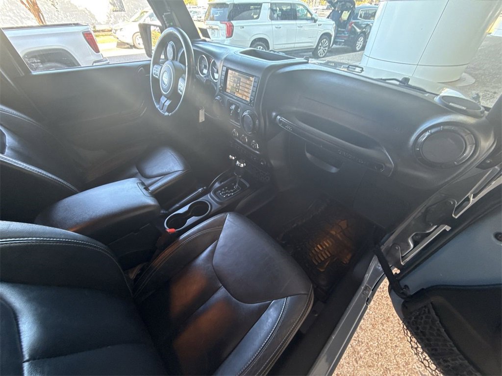 Used 2015 Jeep Wrangler Unlimited Rubicon w/ Connectivity Group image 25