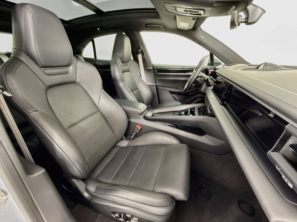 Certified 2025 Porsche Macan Electric RWD image 30