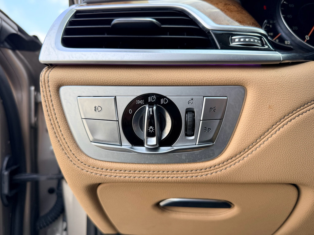 Used 2018 BMW 750i RWD image 18