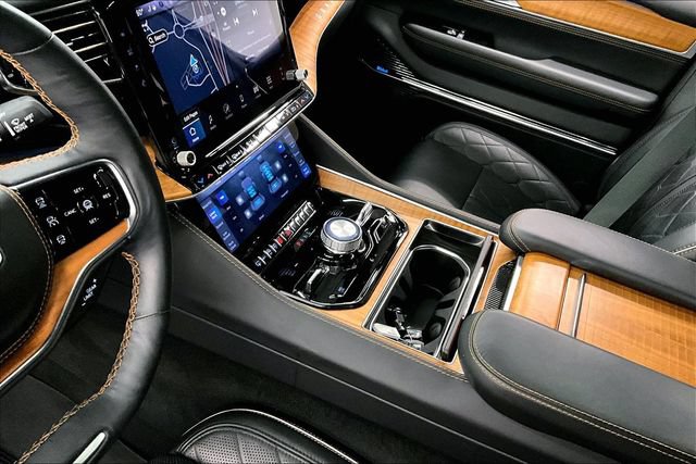 Used 2025 Jeep Grand Wagoneer L Series III w/ Rear-Seat Entertainment Group AWD/4WD image 16