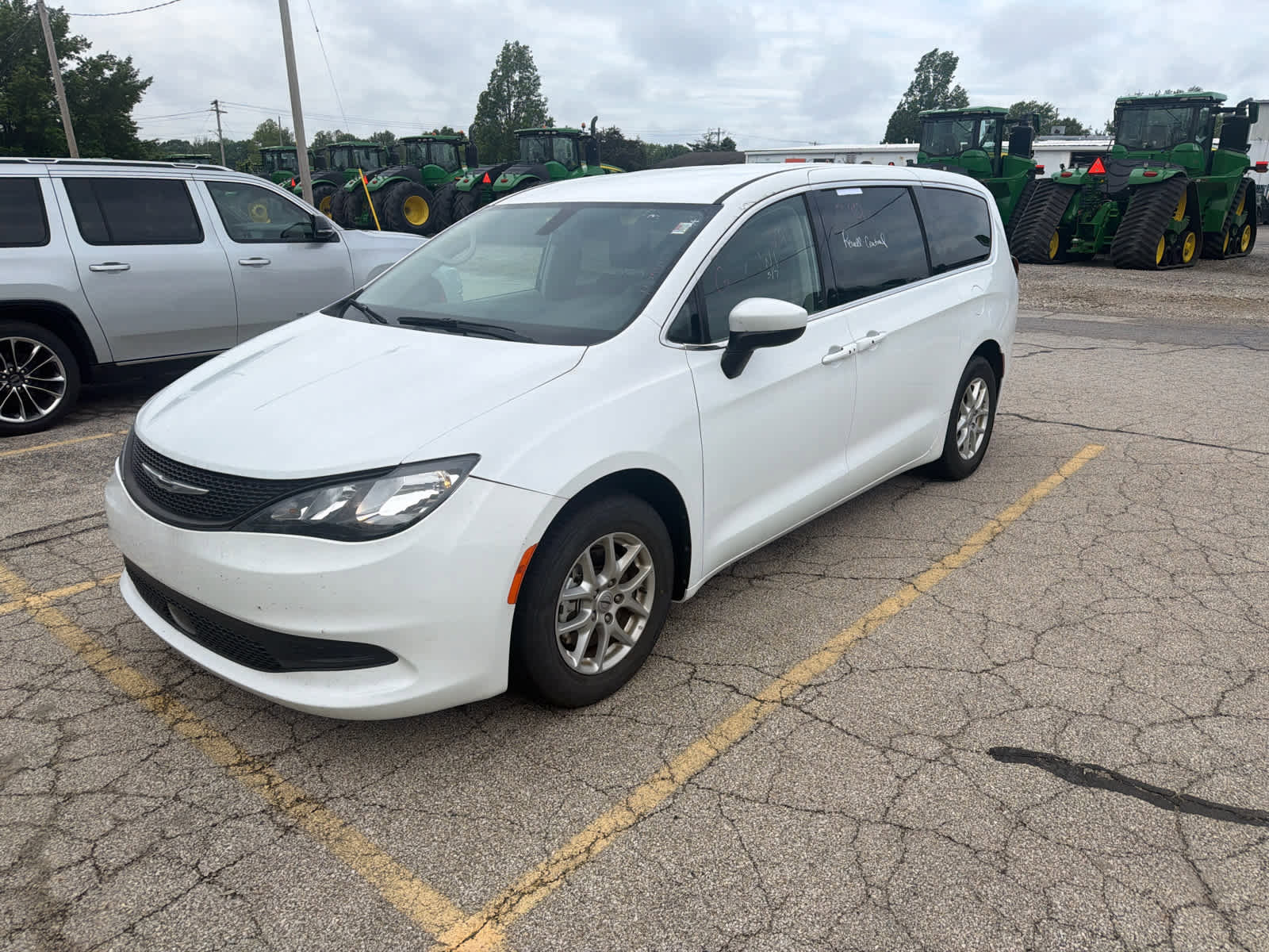 Used 2022 Chrysler Voyager LX FWD image 1