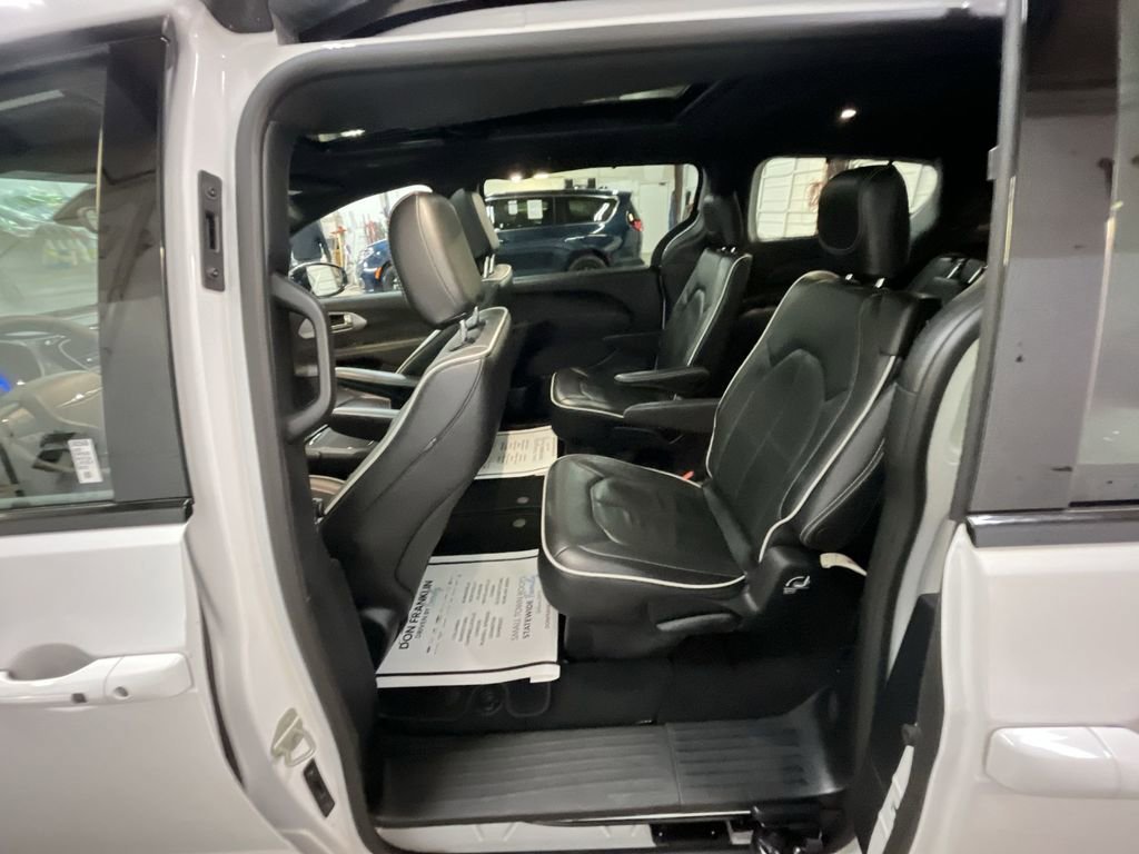 Used 2025 Chrysler Pacifica Limited image 23