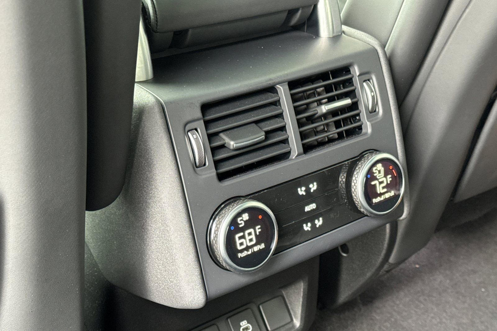 Certified 2024 Land Rover Discovery Metropolitan Edition image 13