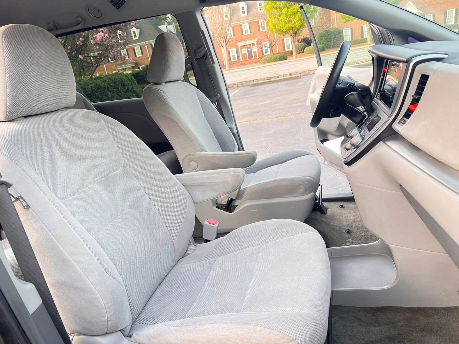 Used 2015 Toyota Sienna L image 17