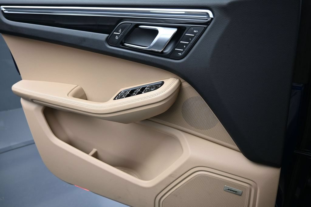 Certified 2025 Porsche Macan AWD/4WD image 25