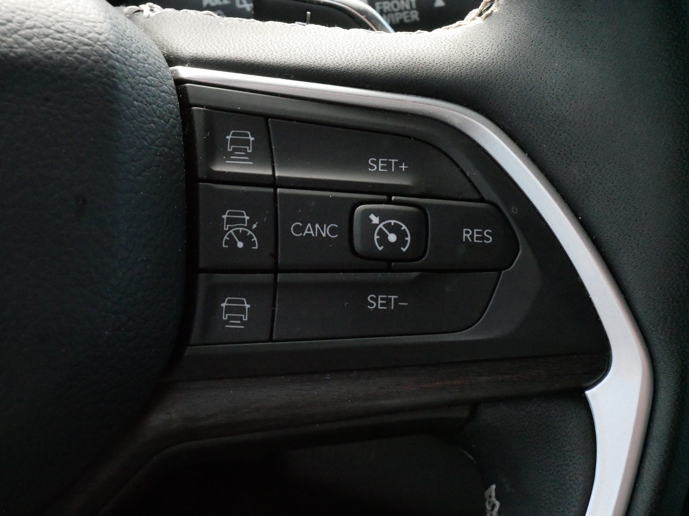 Used 2023 Jeep Grand Cherokee Limited w/ Black Appearance Package AWD/4WD image 25