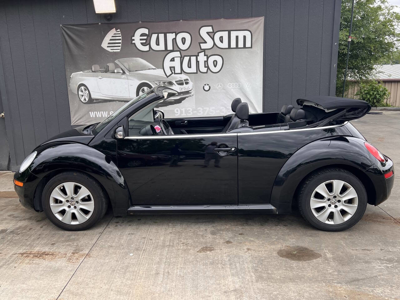 Used 2010 Volkswagen Beetle Convertible FWD image 5