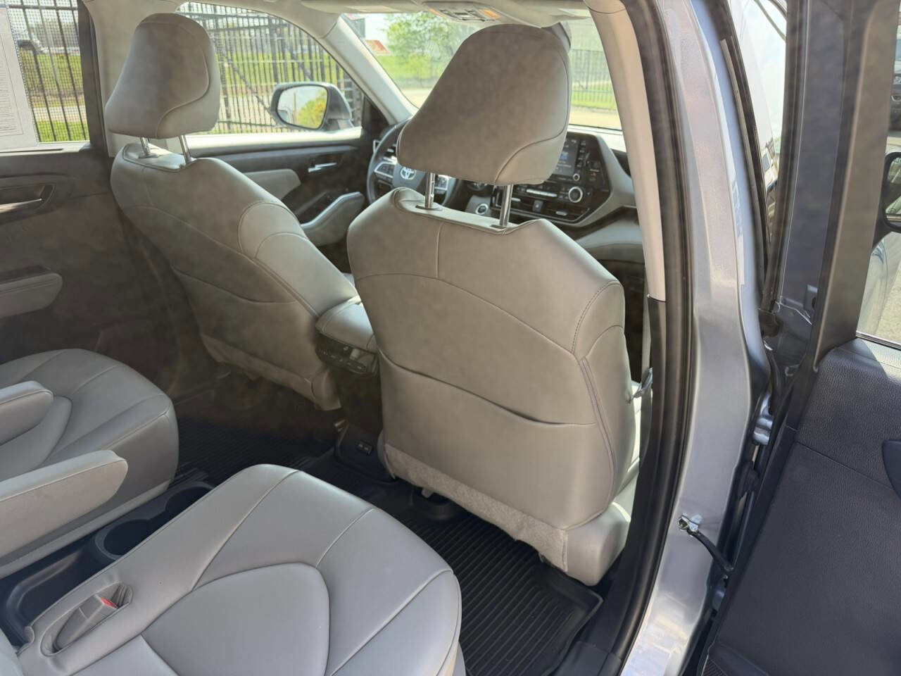 Used 2022 Toyota Highlander XLE image 16