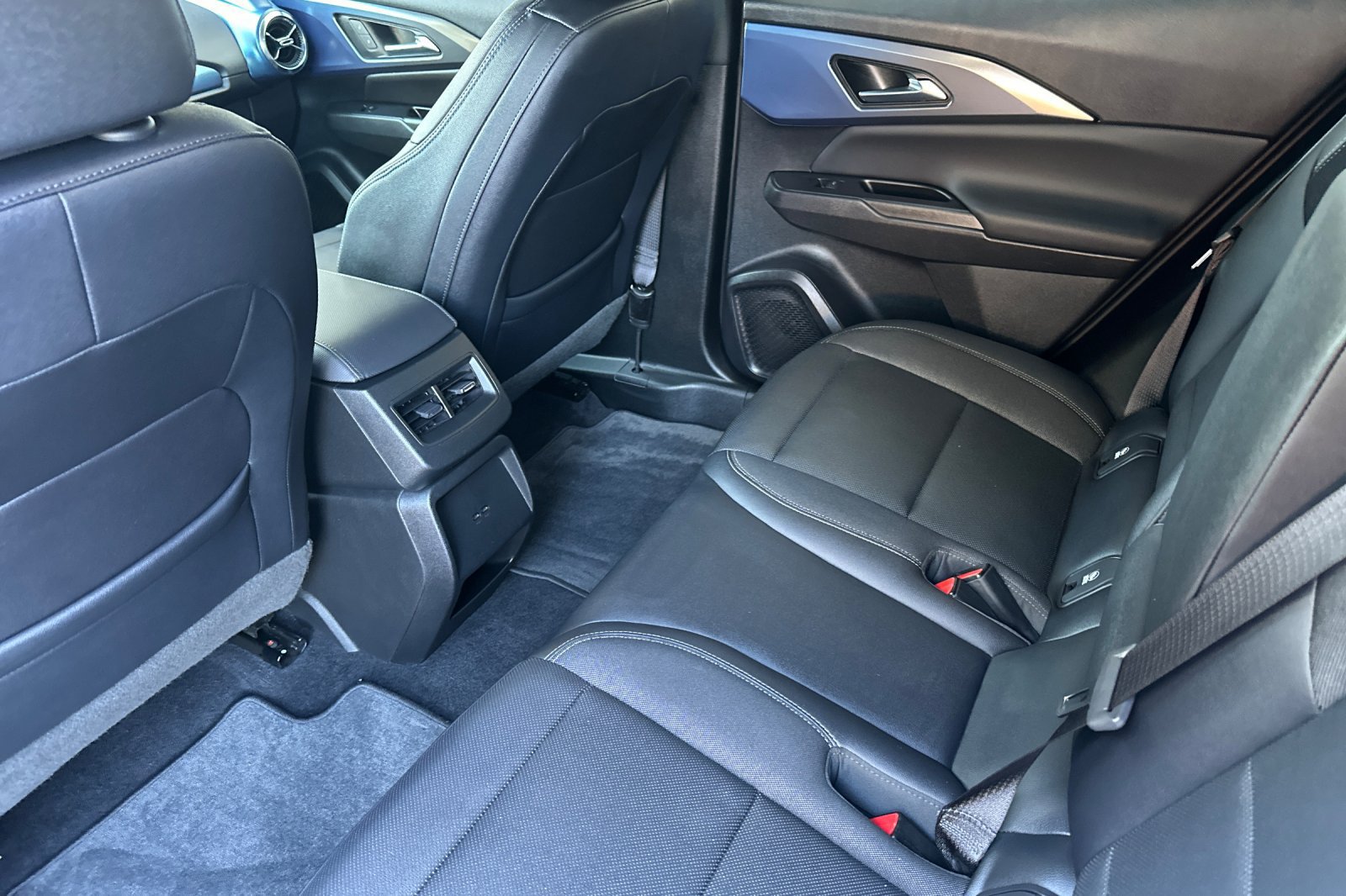 Used 2024 Chevrolet Equinox EV LT w/ LPO, Blackout Package FWD image 12