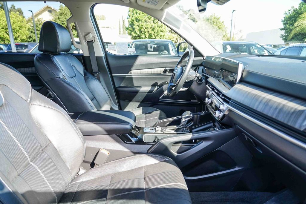 Used 2024 Kia Telluride EX w/ EX Captain's Chair Package image 21