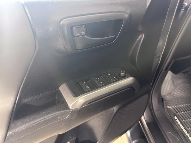 Used 2019 Toyota Tacoma SR5 AWD/4WD image 9