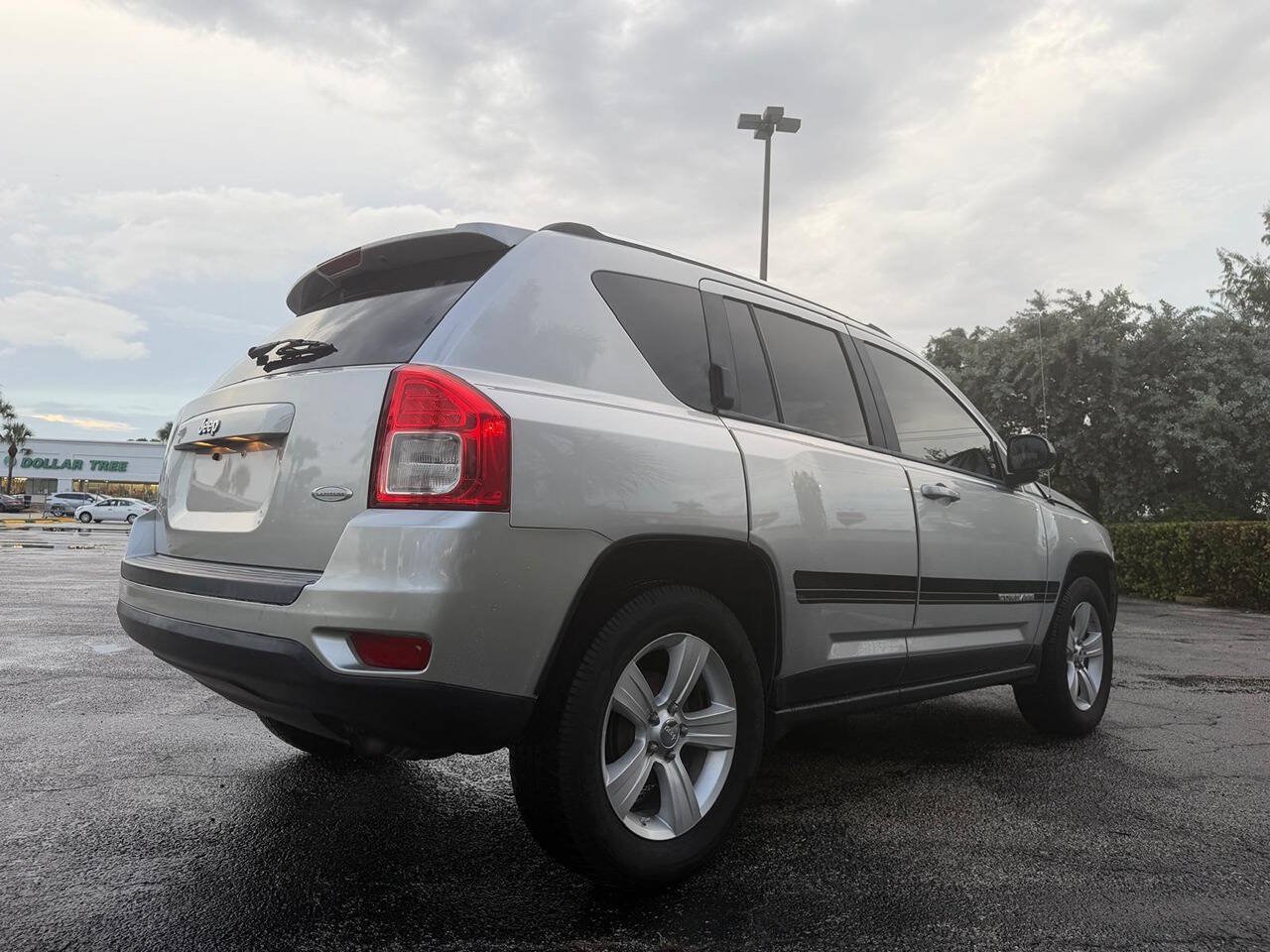 Used 2012 Jeep Compass Latitude w/ Sun/Sound Group FWD image 5