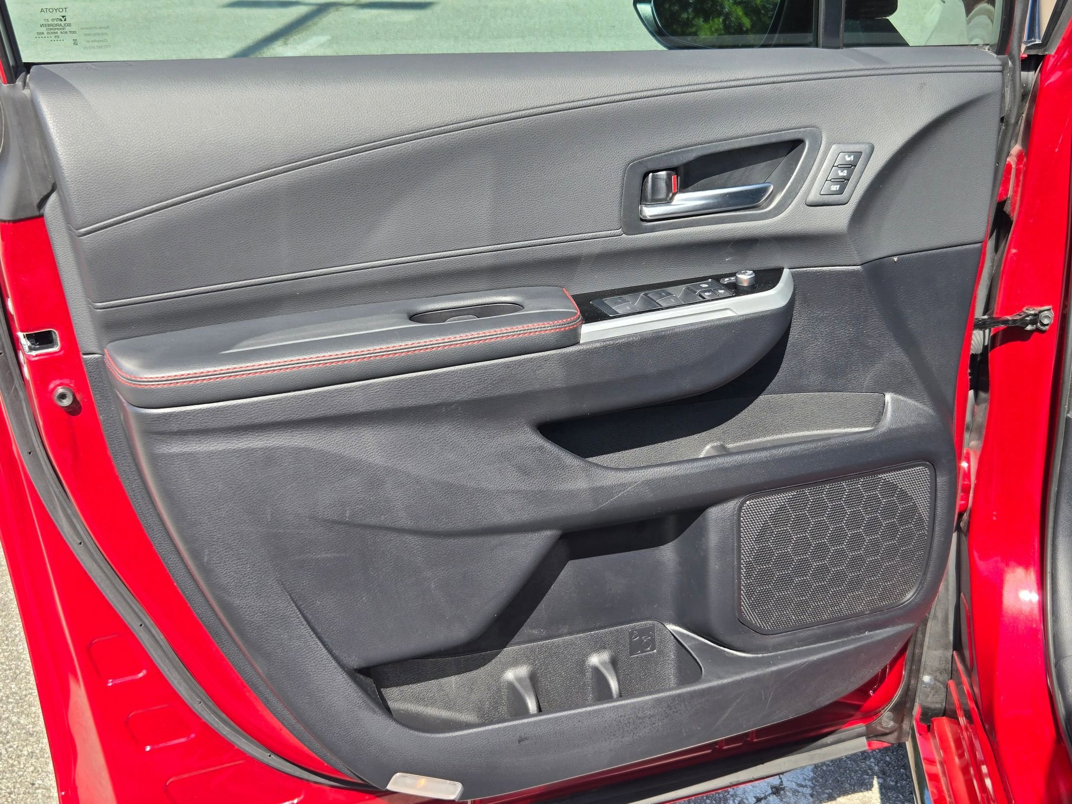 Used 2025 Toyota Sienna XSE FWD image 11
