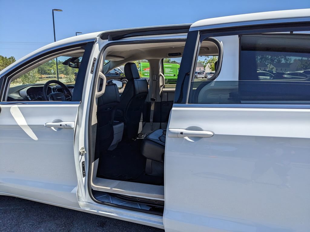 Used 2024 Chrysler Pacifica Touring-L image 23