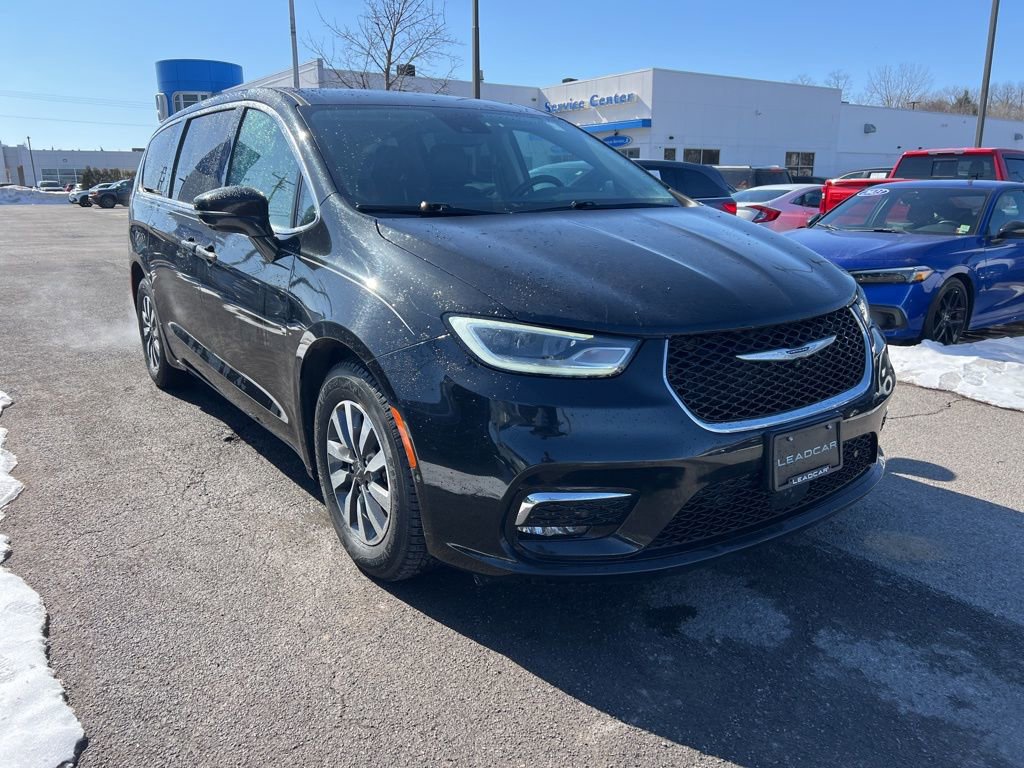 Used 2022 Chrysler Pacifica Touring-L w/ Uconnect Theater Family Group image 7