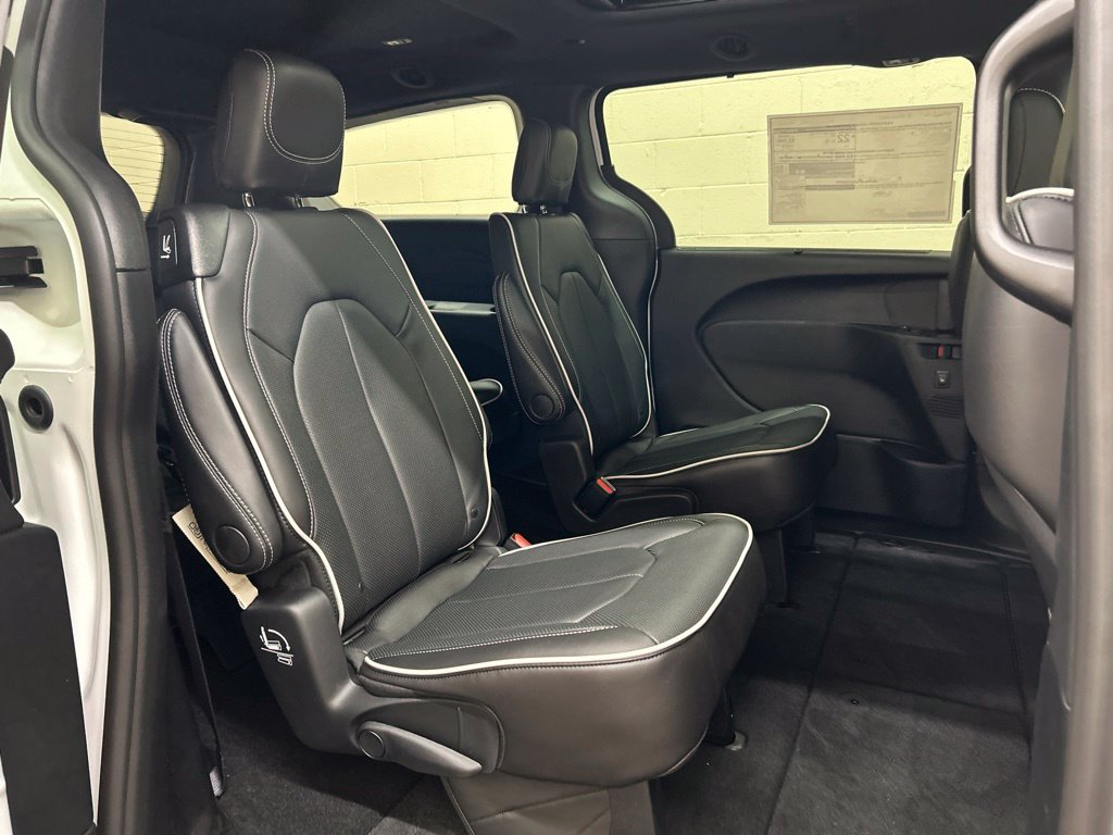 New 2027 Chrysler Pacifica Limited FWD image 13