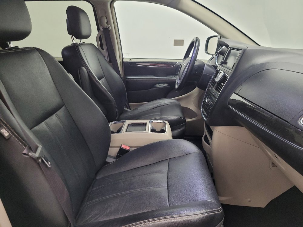Used 2016 Chrysler Town & Country Touring FWD image 21