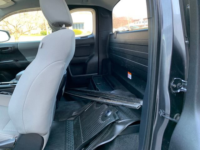Used 2018 Toyota Tacoma SR image 27