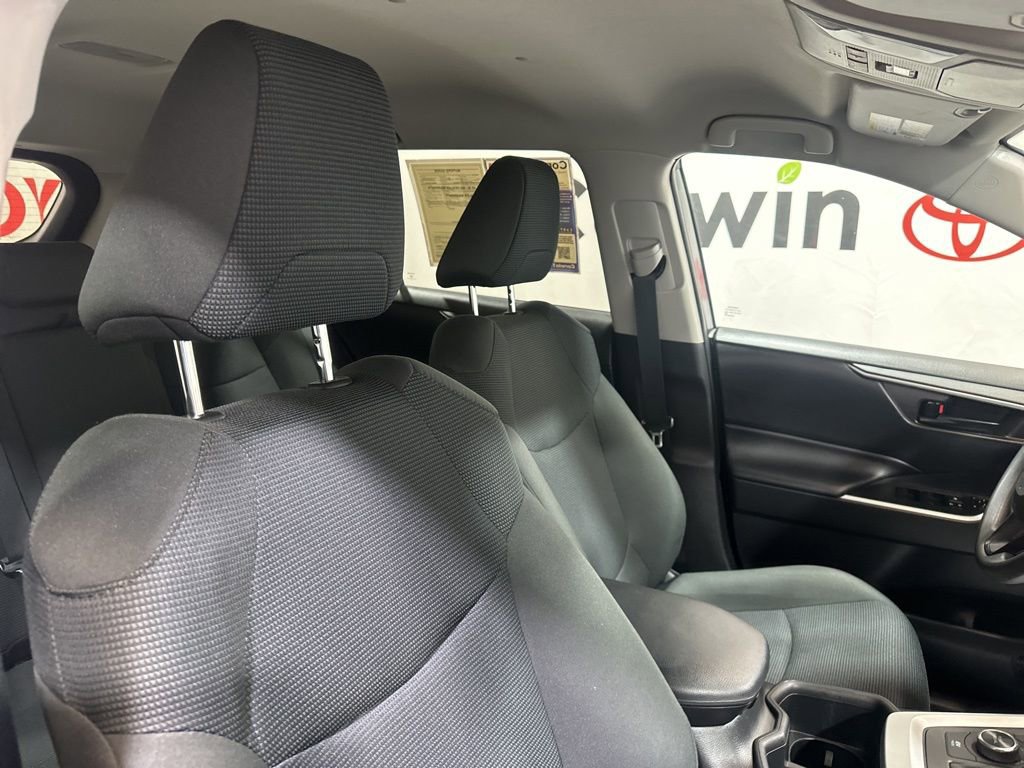 Used 2022 Toyota RAV4 LE image 12