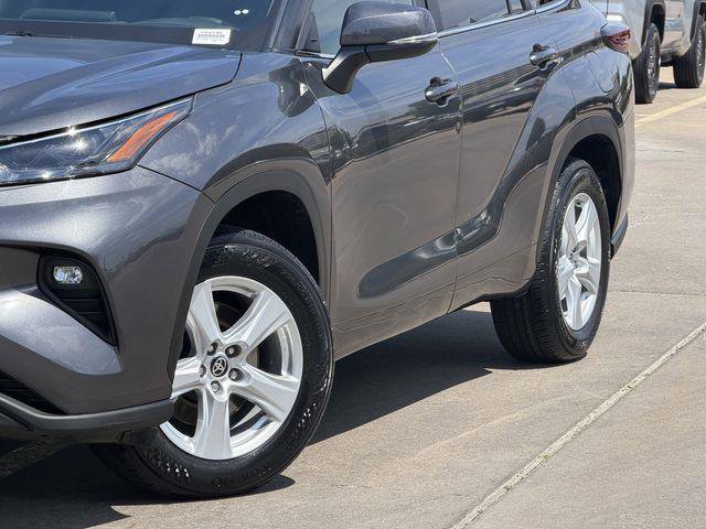 Certified 2025 Toyota Highlander LE FWD image 3