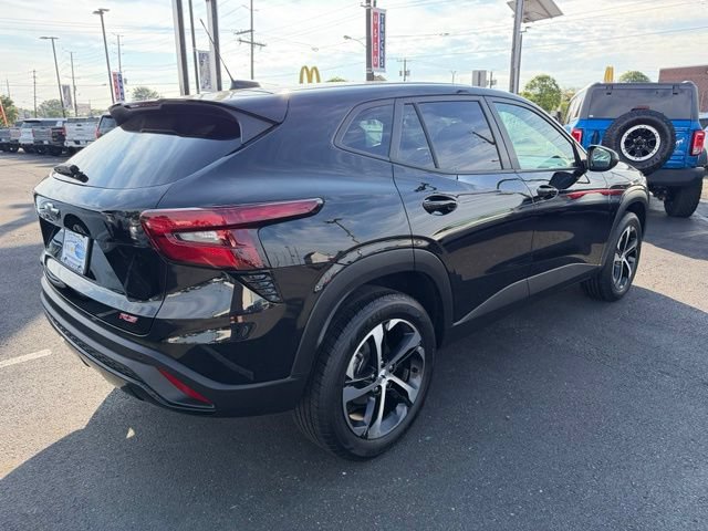 Used 2025 Chevrolet Trax RS w/ Sunroof Package FWD image 9