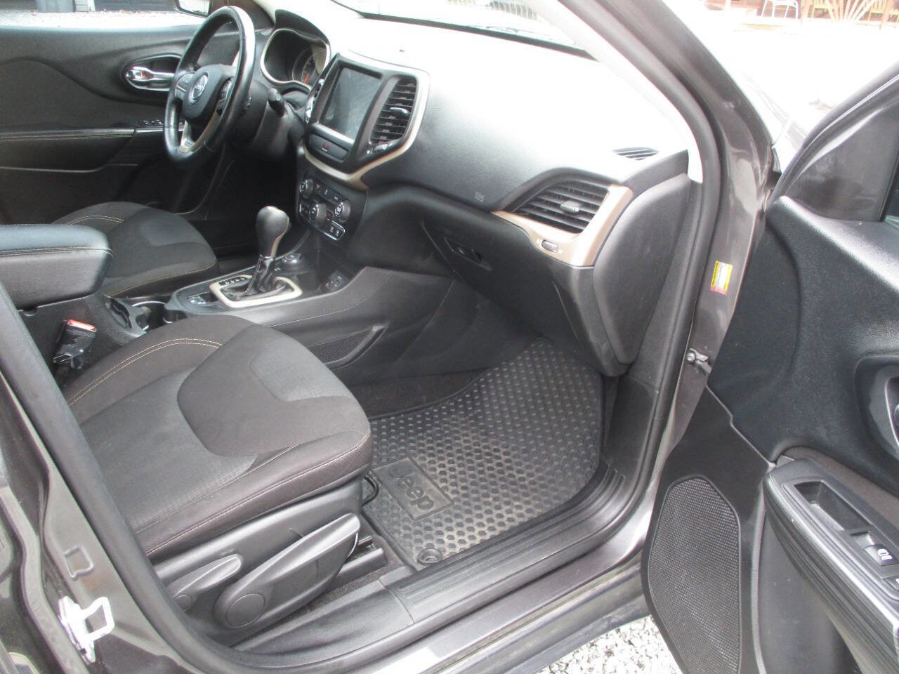 Used 2016 Jeep Cherokee Latitude w/ Cold Weather Group image 12