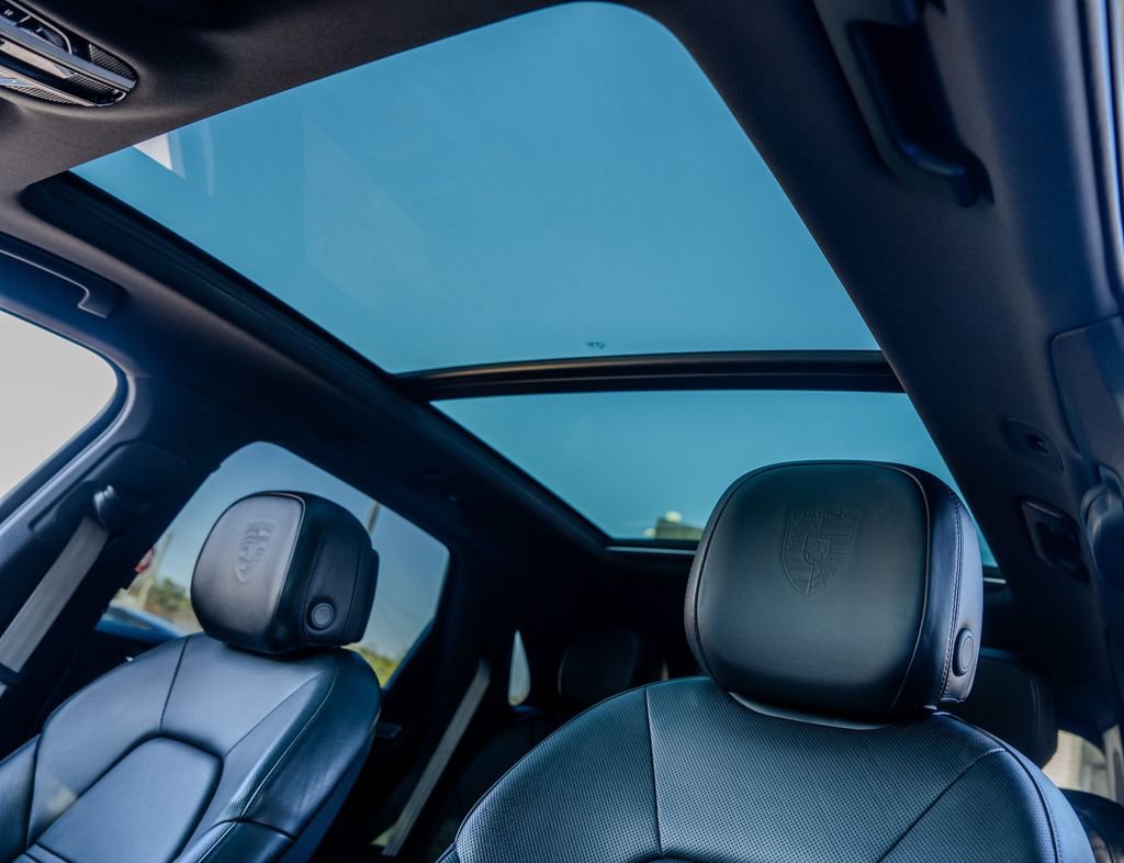 Used 2022 Porsche Cayenne Platinum Edition image 18