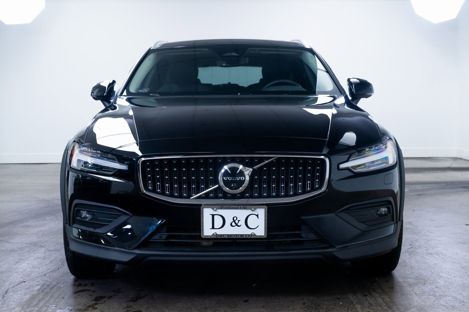 Used 2025 Volvo V60 B5 Cross Country Plus image 2