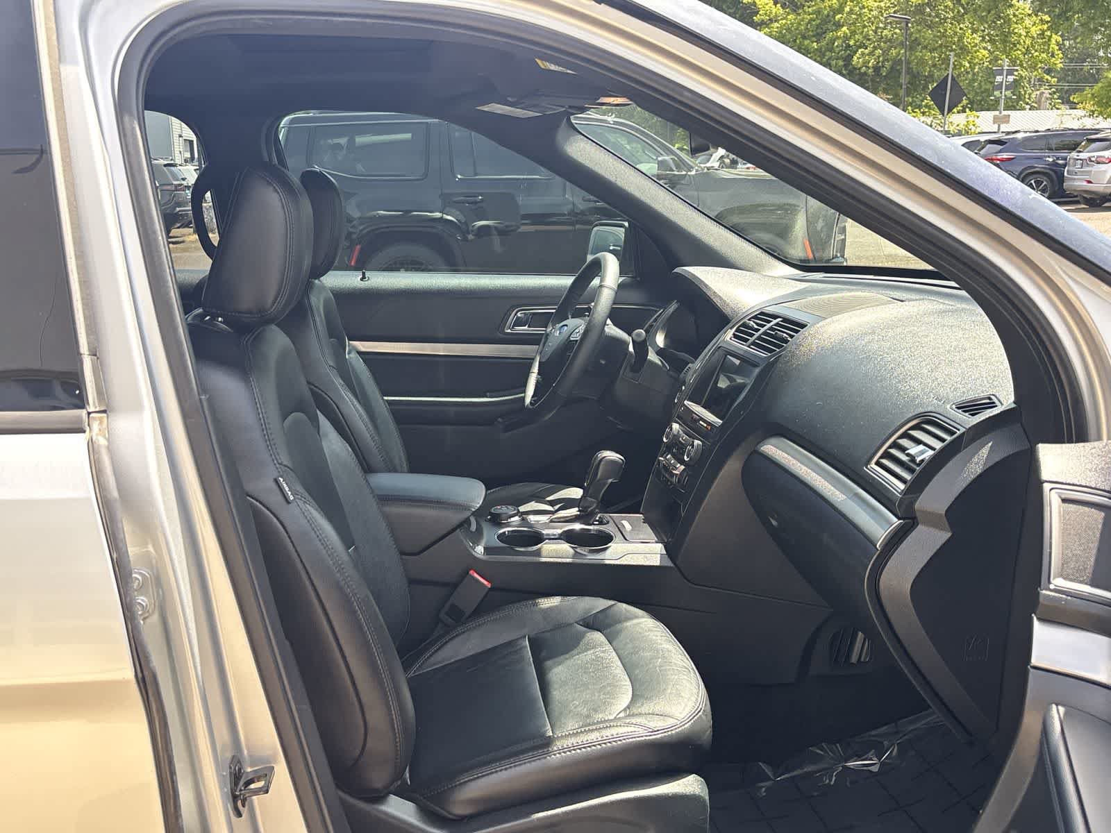 Used 2018 Ford Explorer XLT AWD/4WD image 9