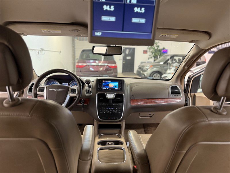 Used 2015 Chrysler Town & Country Touring-L w/ Driver Convenience Group image 21