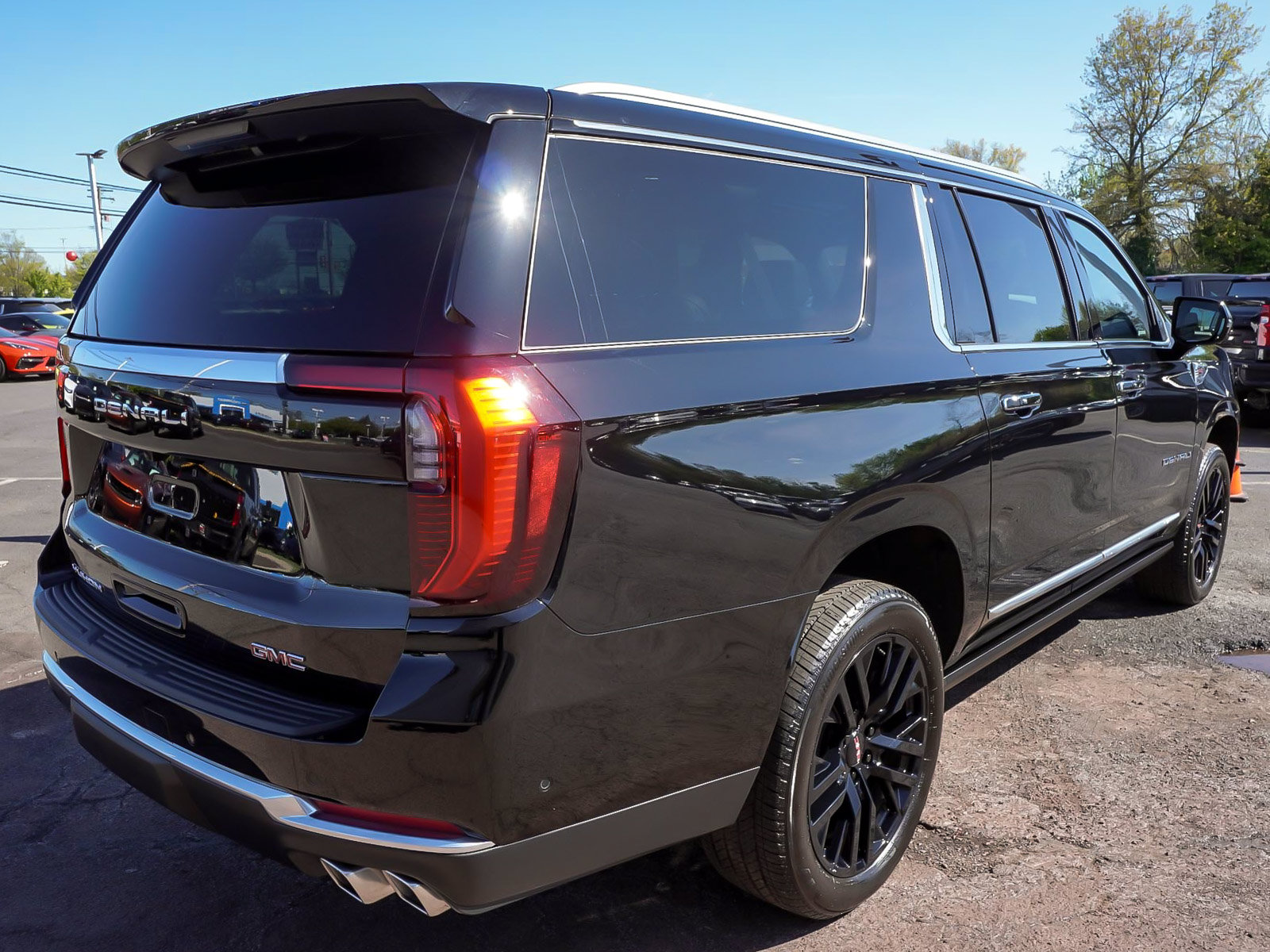 Used 2026 GMC Yukon XL Denali w/ Sun & Power Step Package AWD/4WD image 6