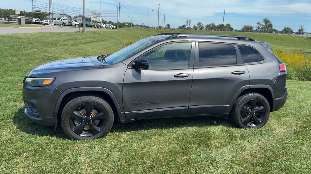 Used 2022 Jeep Cherokee Latitude Lux w/ Sun & Sound Group AWD/4WD image 3
