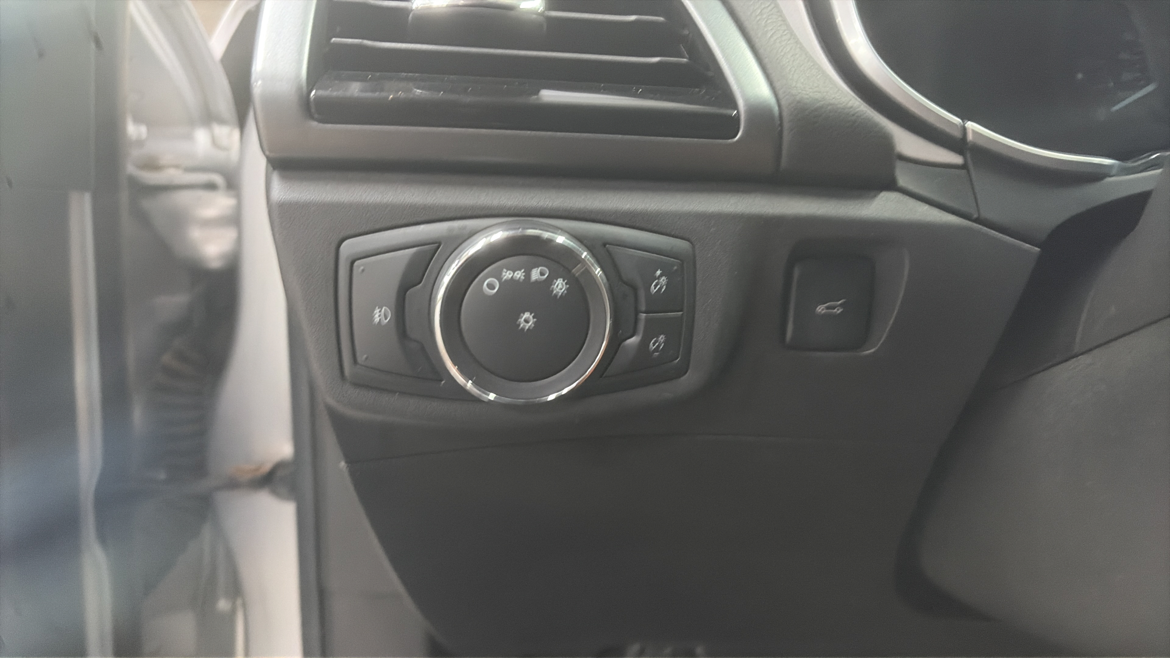 Used 2014 Ford Fusion SE FWD image 18