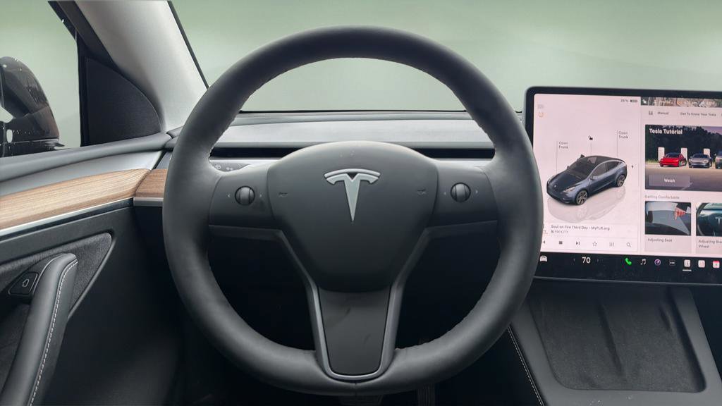 Used 2025 Tesla Model Y Long Range image 9
