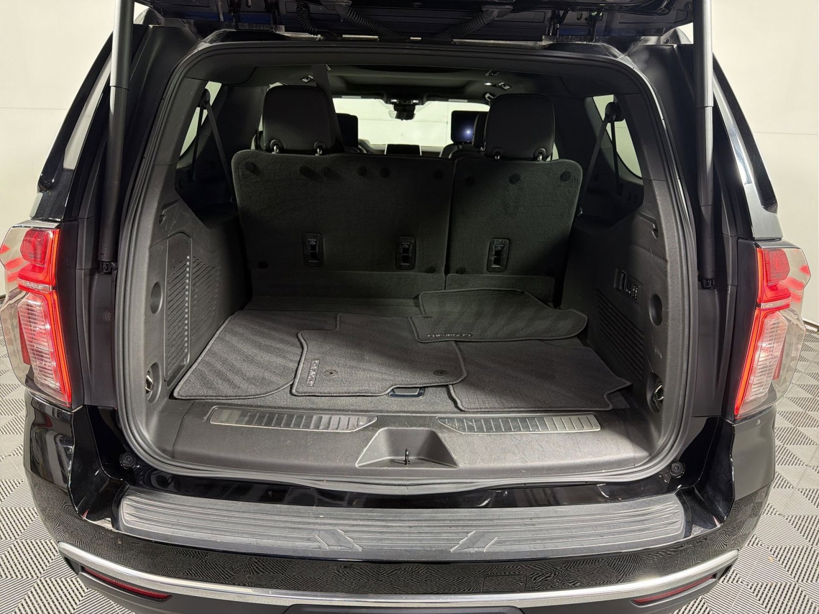 Used 2023 Chevrolet Suburban High Country w/ Advanced Technology Package image 27